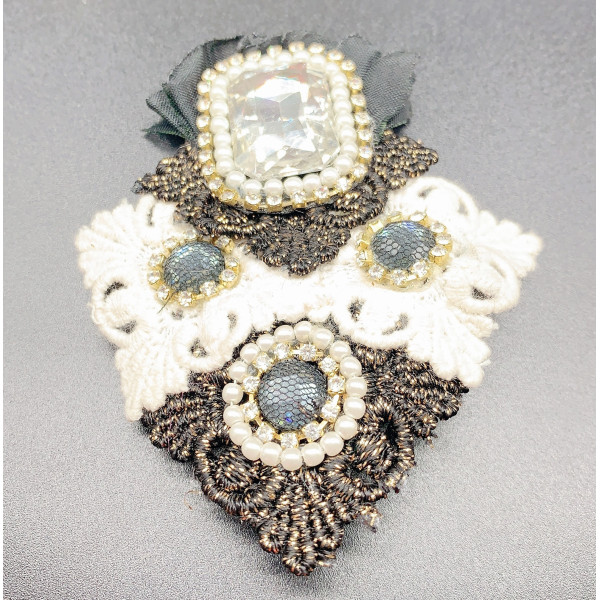 Дамска брошка с интересни мотиви от плат и диаманти в два дизайна - Е02-3 3