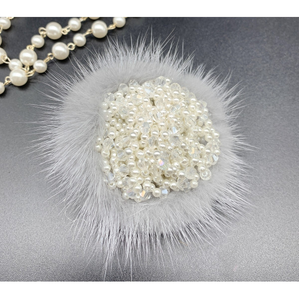 Кръгла брошка с множество перли и сив пух - Е03-4 1