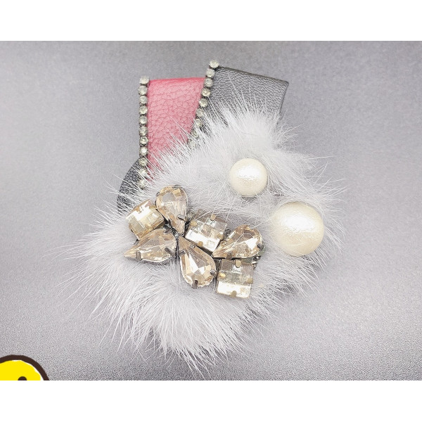 Брошка с пух, перли, кристали и кожена декорация - Е03-5