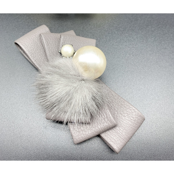 Дамска брошка с кожена панделка, перли и пух - E03-6 2