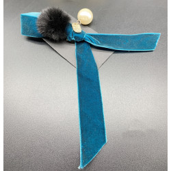 Брошка синя панделка с перли и черен пухче - Е03-8