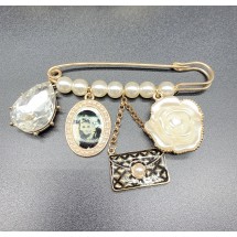 Дамска брошка безопасна игла с перли и различни висулки Е07-2