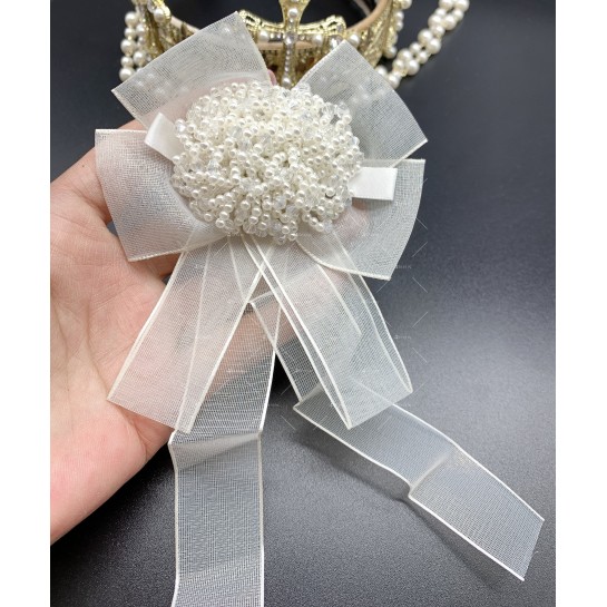 Дамска брошка, панделка в бял дизайн, декорирана с перли - Е08-7