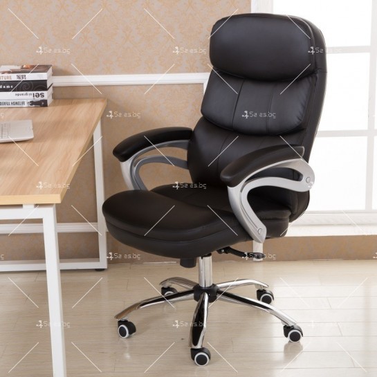Голям офис стол с люлееща се седалка и въртящ се механизъм