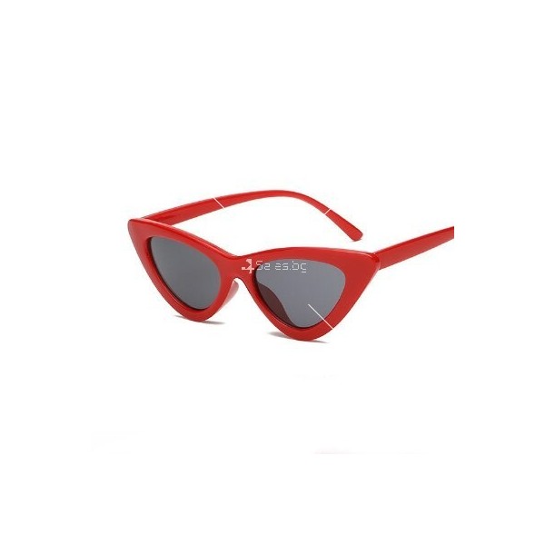 Дамски ретро слънчеви очила в триъгълна форма 9