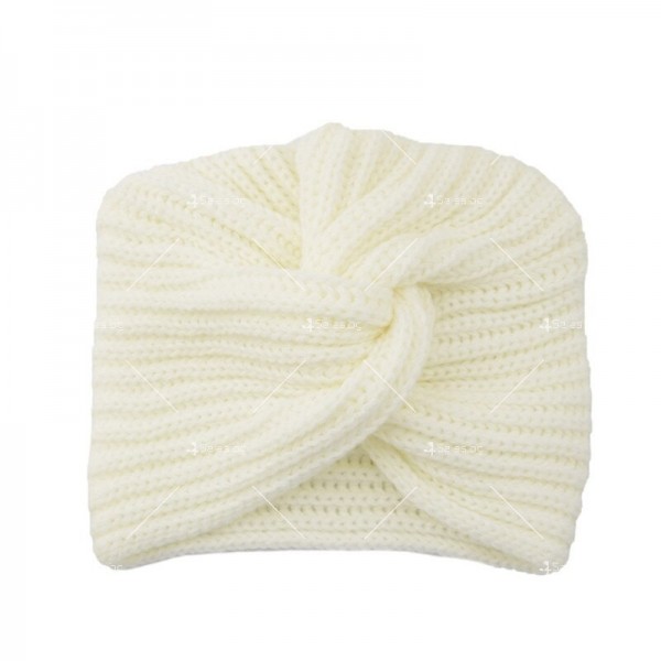 Дамска зимна плетена шапка с усукан възел по средата DM5 1