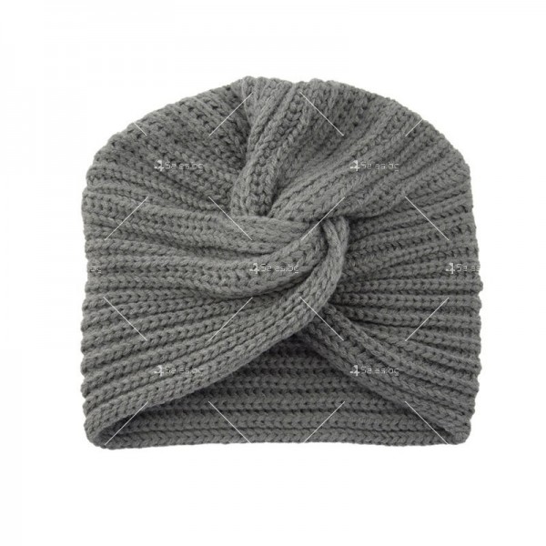 Дамска зимна плетена шапка с усукан възел по средата DM5 4