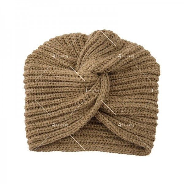 Дамска зимна плетена шапка с усукан възел по средата DM5 6