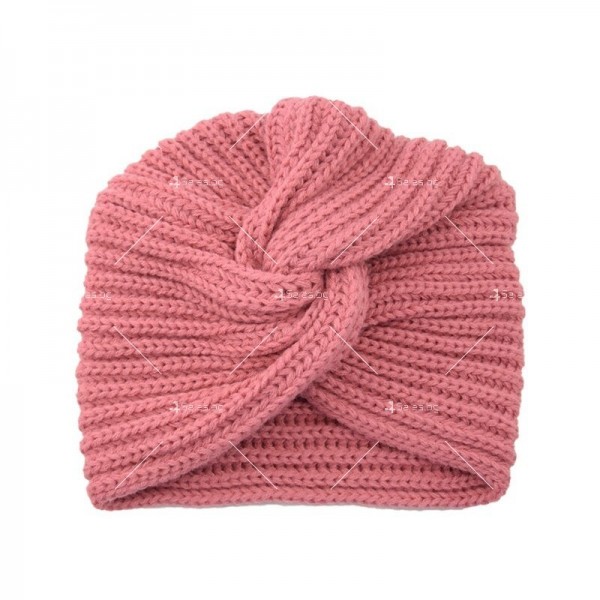 Дамска зимна плетена шапка с усукан възел по средата DM5 7