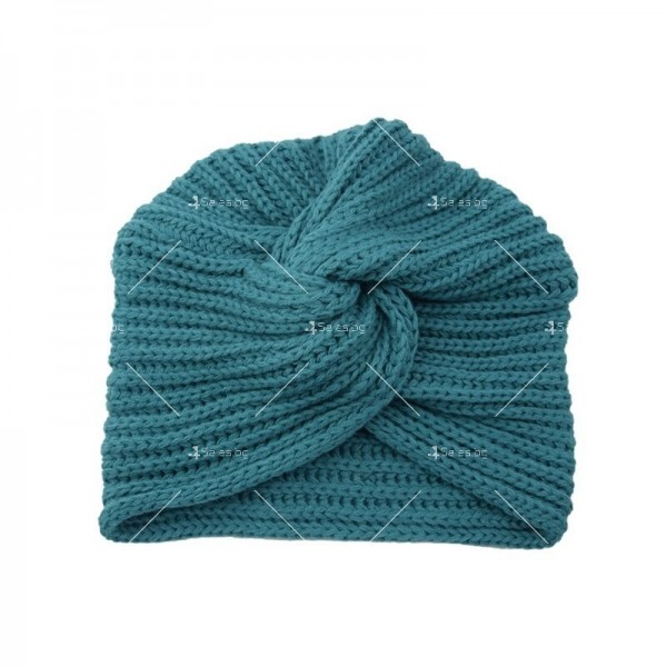Дамска зимна плетена шапка с усукан възел по средата DM5 9