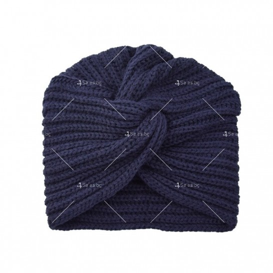Дамска зимна плетена шапка с усукан възел по средата DM5