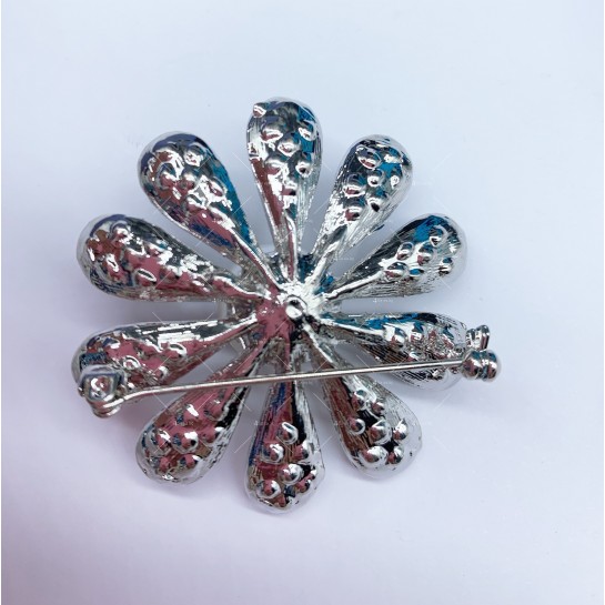 Колекция от брошки с цветя с перленовидни и кристаловидни елементи Е22