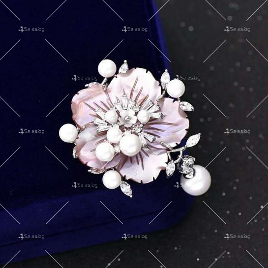 Елегантна дамска брошка розово цвете с перлени и кристални елементи Е23