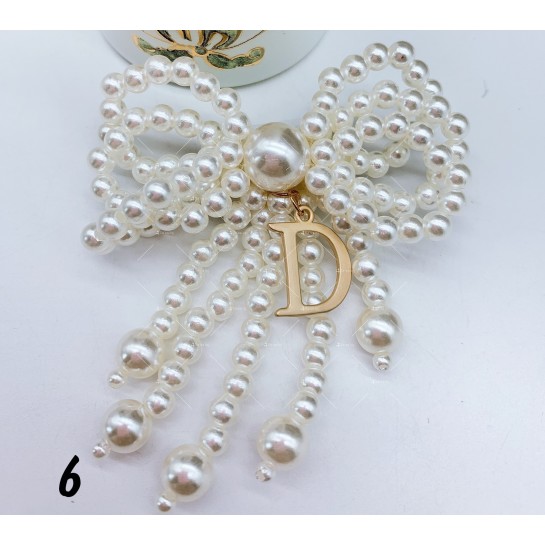 Колекция от брошки с перлени елементи и висулки с блестящи кристали Е15