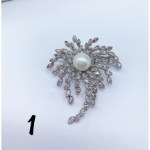 Колекция дамски брошки с атрактивен дизайн и декорация от ситни бели кристали Е18