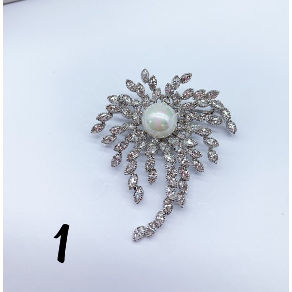 Колекция дамски брошки с атрактивен дизайн и декорация от ситни бели кристали Е18 1