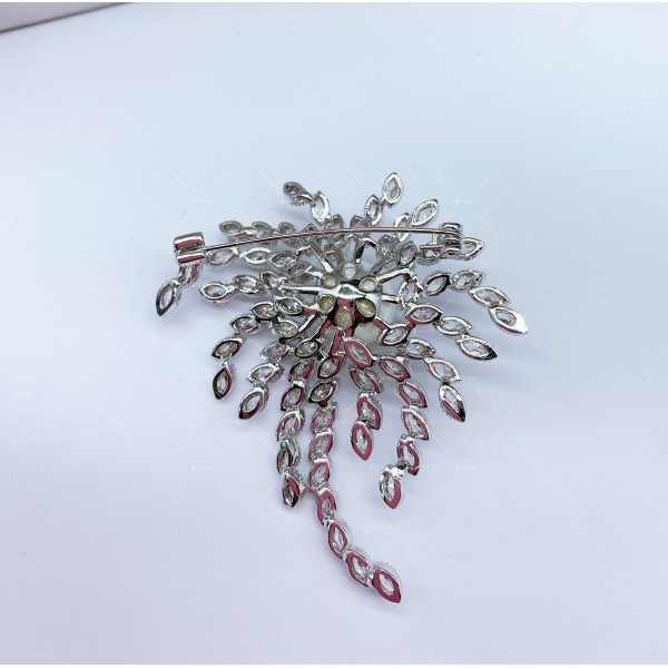 Колекция дамски брошки с атрактивен дизайн и декорация от ситни бели кристали Е18 2