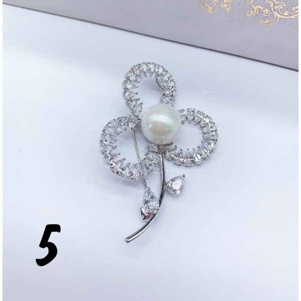 Колекция дамски брошки с атрактивен дизайн и декорация от ситни бели кристали Е18 9