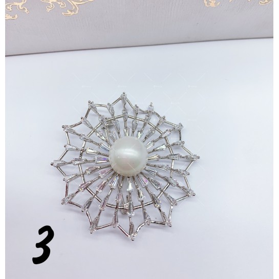 Елегантни дамски брошки с новаторски дизайн и декорация от  бели кристали Е19