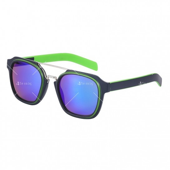 Слънчеви очила с цветни рамки