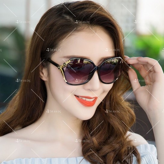 Дамски слънчеви очила с овални стъкла и дръжки с цветя по тях
