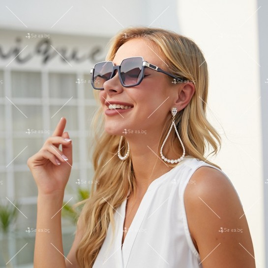 Дамски слънчеви очила в квадратна форма с рамка от метал и пластмаса