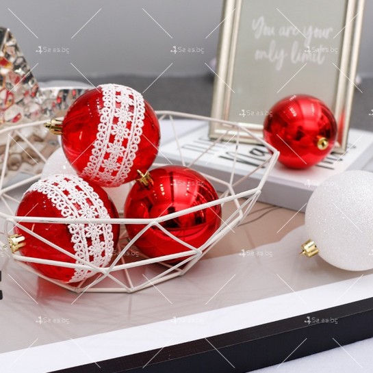 Коледна декорация, Червени и бели топки