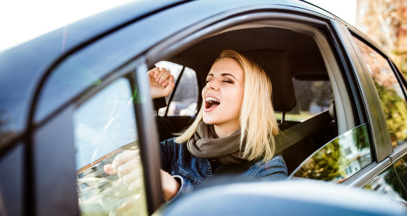 Как да пусна музика от телефон в кола?